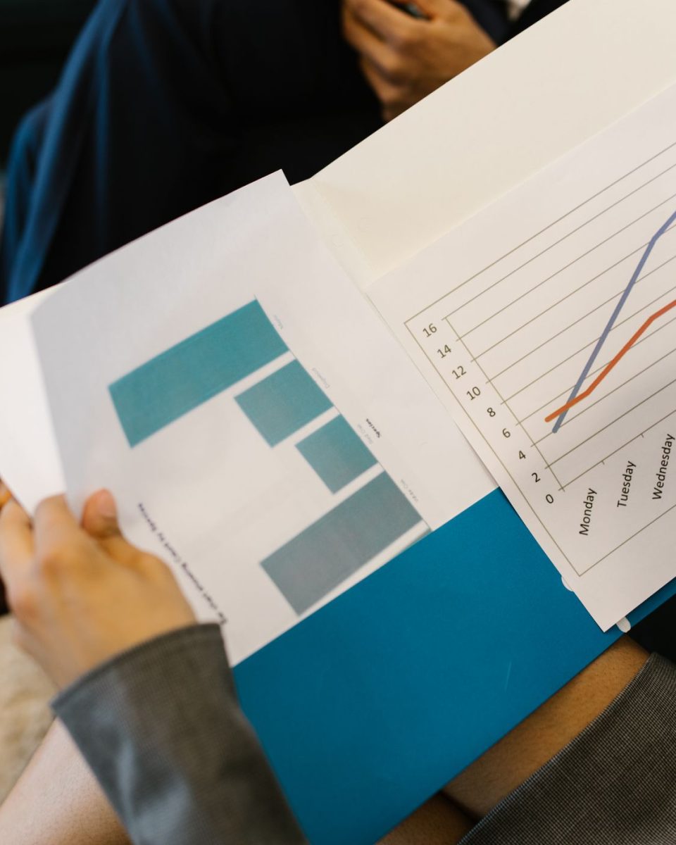 Finanzberater zeigt Portfolio-Entwicklung eines ETF-Depots anhand eines Chartausdrucks