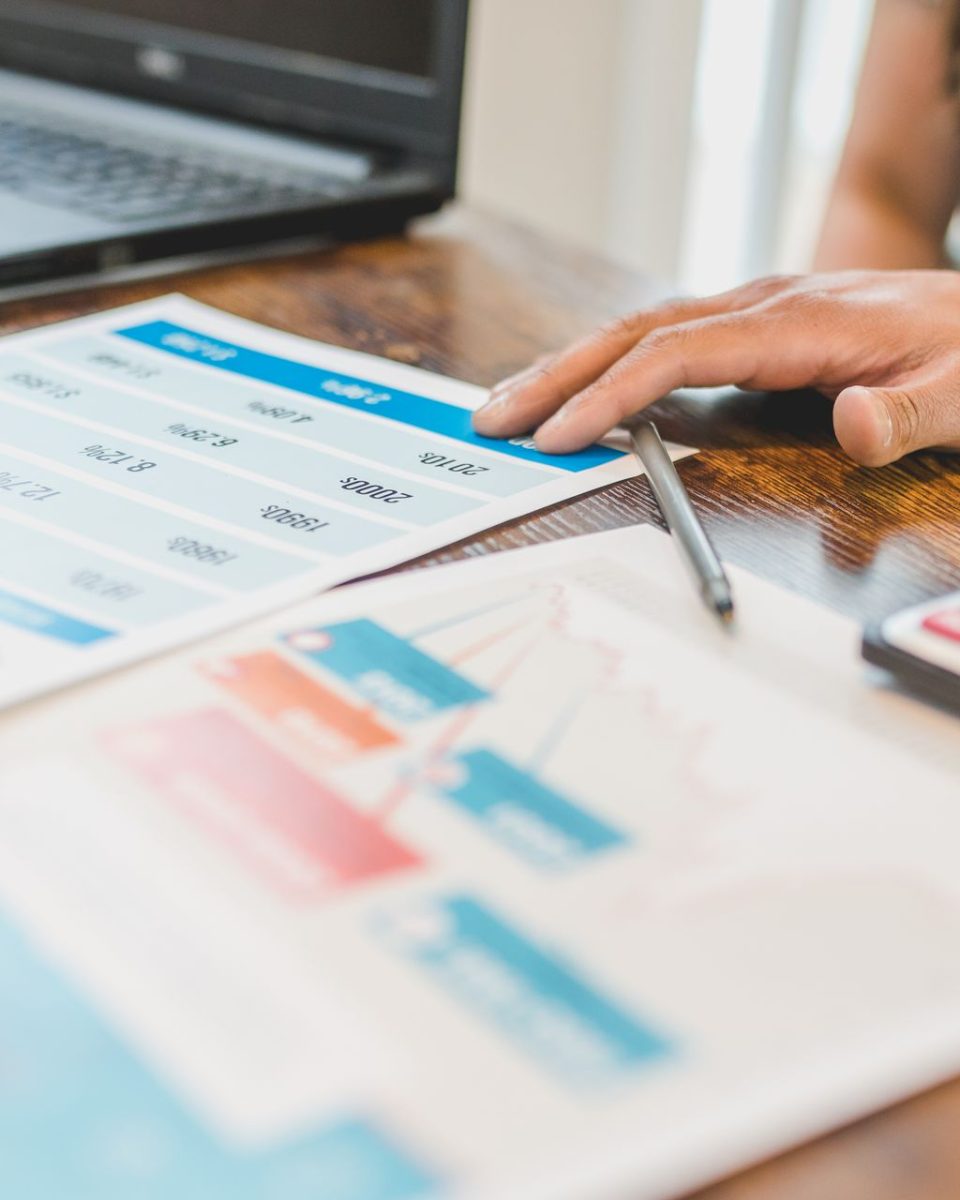 Finanzunterlagen, Taschenrechner und Laptop auf einem Schreibtisch